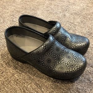 dansko for wide feet